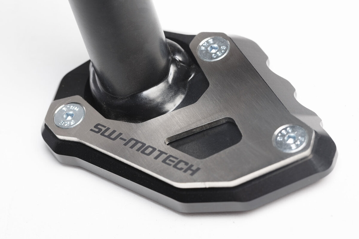 Seitenständerfuß-Verbreiterung. Schwarz/Silbern. KTM 1050/1090/1190 Adv,1290 SAdv.