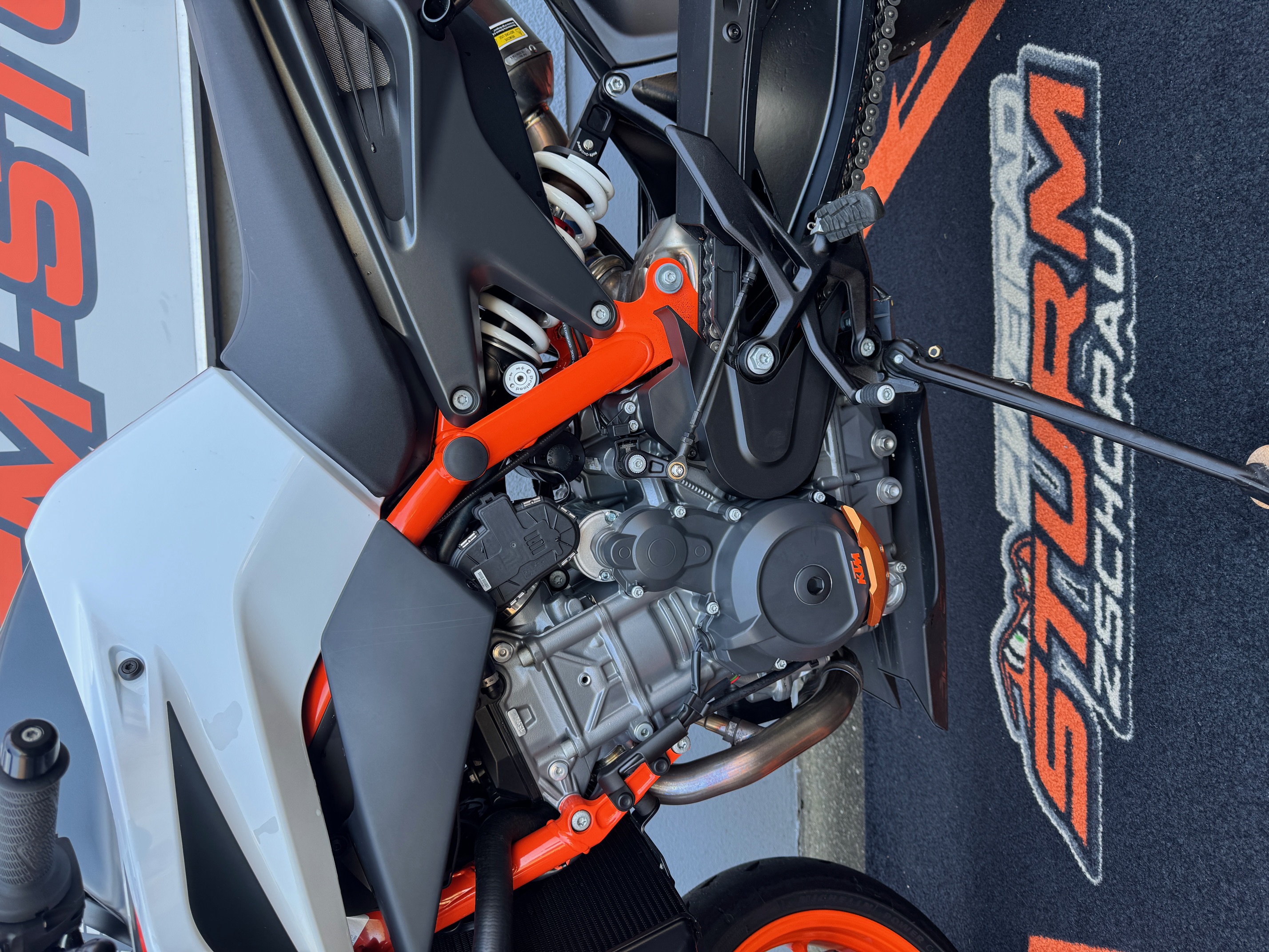 890 Duke R 2021