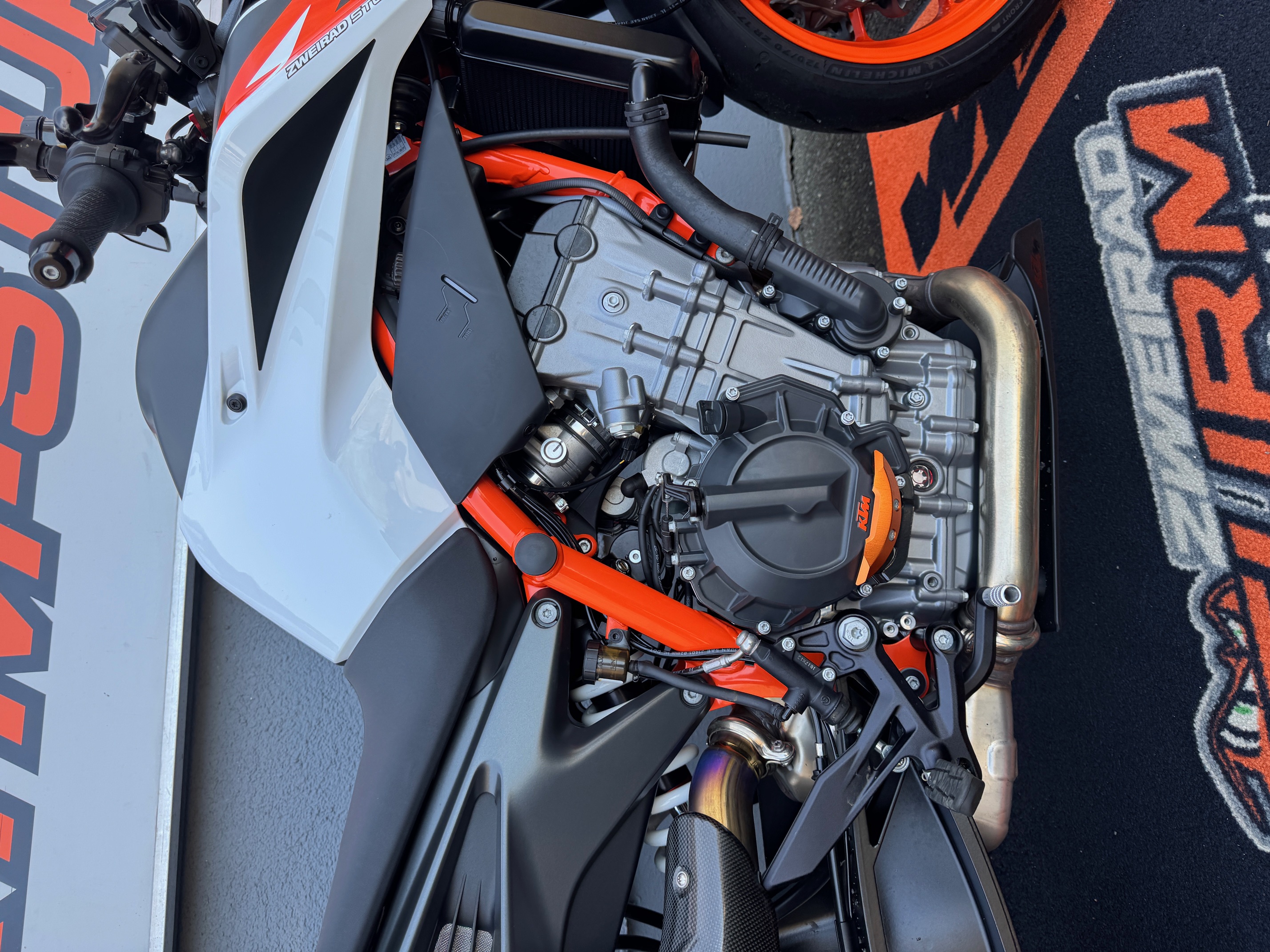 890 Duke R 2021